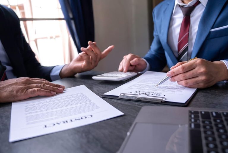 Comment vérifier la solvabilité d’une entreprise avant de signer un contrat commercial